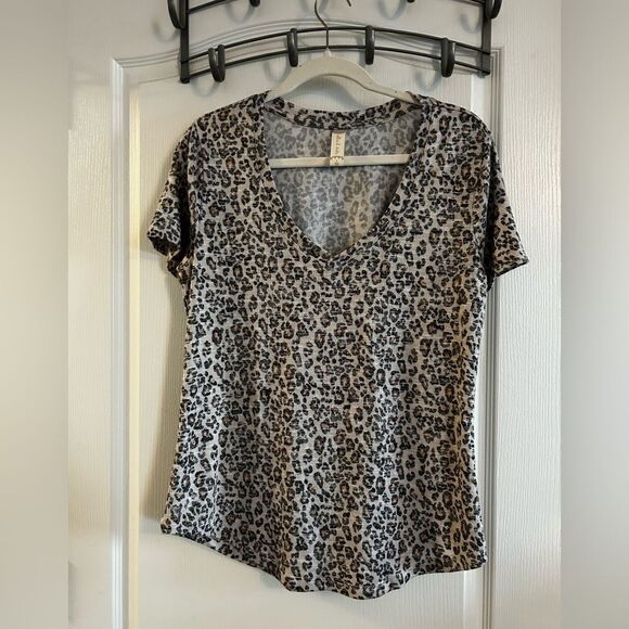 Altar’d State Leopard Top Women’s Large EUC short sleeve - Picture 1 of 12